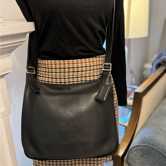 ๐ค VINTAGE COACH BLACK LEATHER HIPPIE FLAP CROSSBODY BAG. - Picture 12 of 12